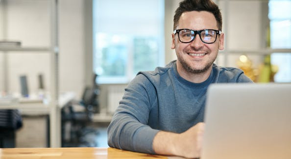 Jakie okulary do komputera wybrać – jakie okulary do pracy biurowej?